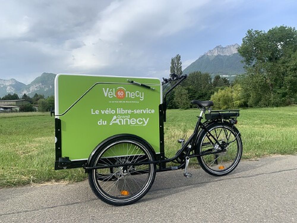 un velo cargo electrique en libre service a annecy