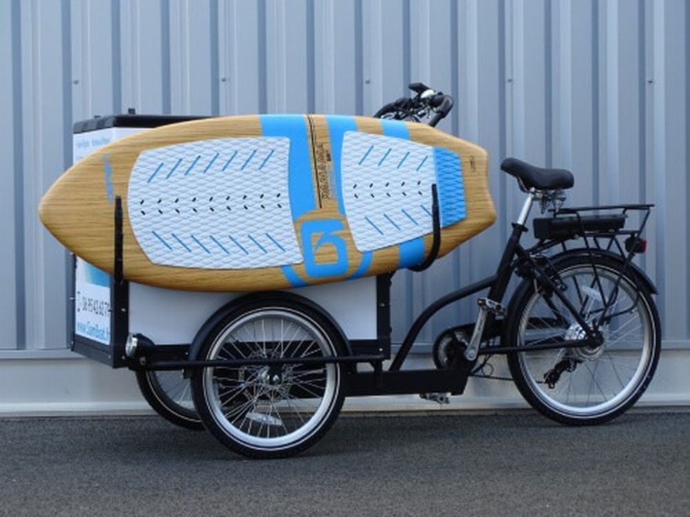 un velo cargo qui transporte des planches de surf