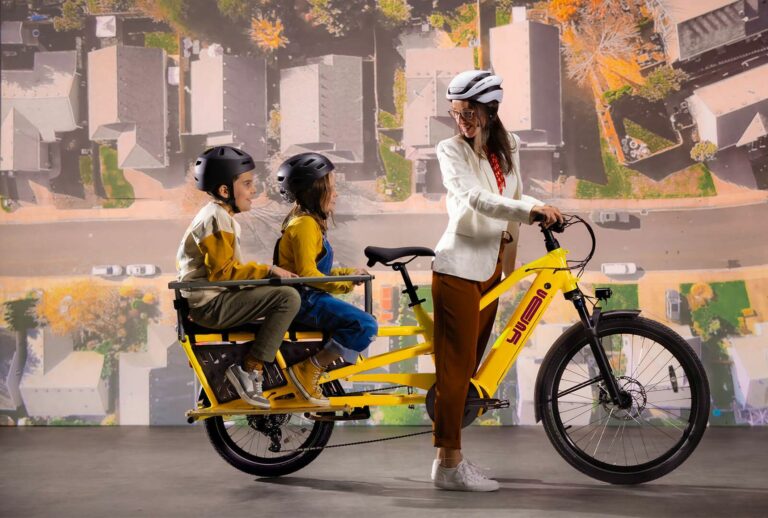 image d'une maman qui amène à l'école ses enfants